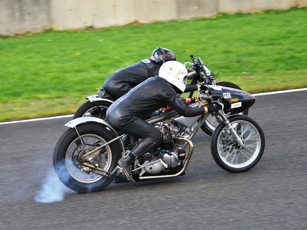 Deux Drag Triumph du Vintage Drag Bike French Association se tirent la bourre sur le circuit Carole à l'occasion des trophées Gerard Jumeau 2015.