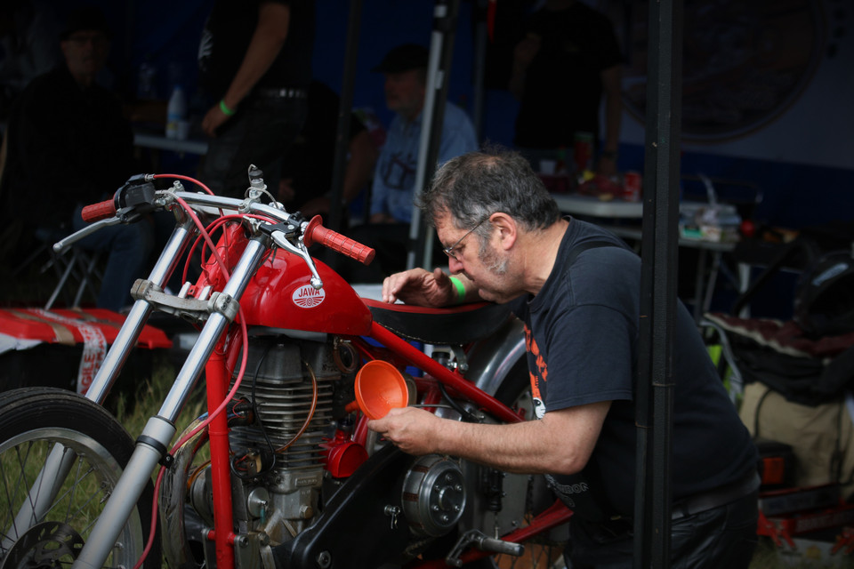 Marco Raymondin et sa Jawa Ice Race transformée en un furieux Dragster.