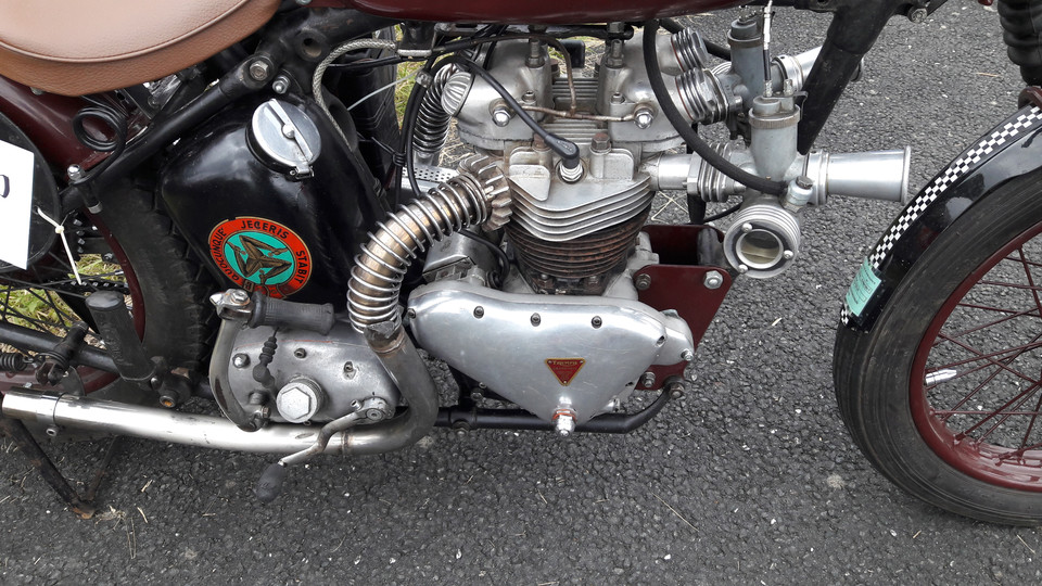 Triumph 500 à culasse inversée.