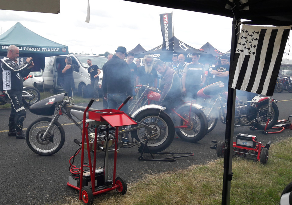 Le paddock enfumé du Run Cap Sud.