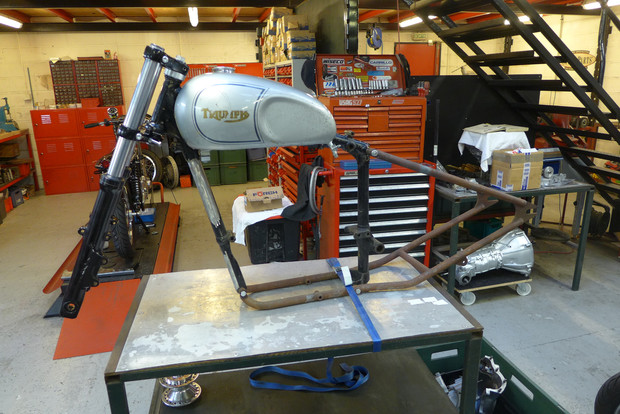 Triumph Pré-Unit engine in T110 frame for road race and sprint powered by Machines et Moteurs.