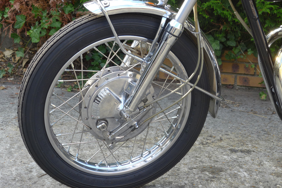 Twin leading shoes of the 650 XS1B restored by Machines et Moteurs.