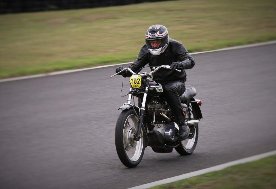 Triumph T120 aux Trophées Gérard Jumeaux 2016 pilotée par Alain Machines et Moteurs Team.