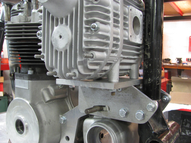 The bracket make by Machines et Moteurs for the blower on pré-unit Triumph.
