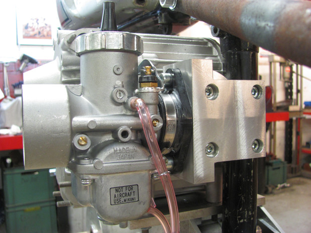 Inlet manifold billet on the supercharger, with a Mikuni VM 36 carburetor make by Machines et Moteurs.