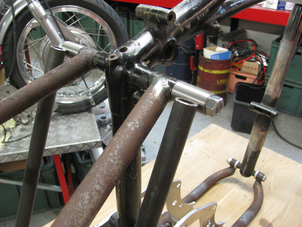 Top end. Frame modified for compressor on Triumph Pré-Unit, by Machines et Moteurs.