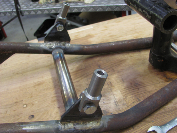 Goussets de fixations des tubes fabriqués par Machines et Moteurs.