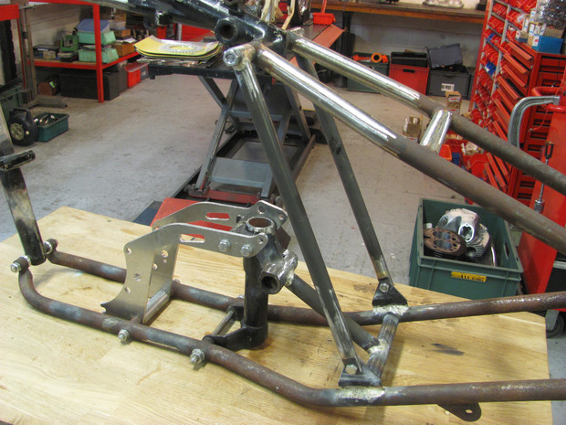 Pré-Unit Triumph frame modified for the blower.