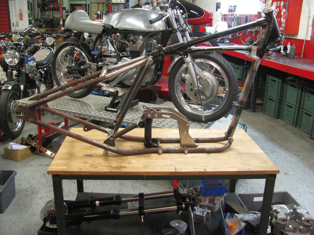 Frame modified for take a supercharger Roots on the Triumph Pré-Unit.