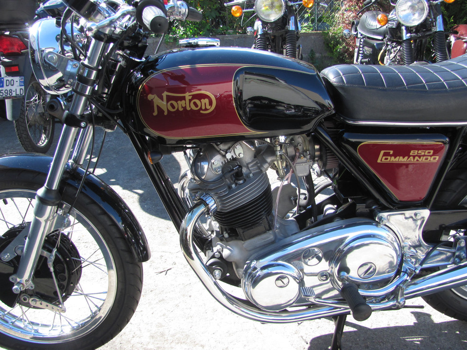 Norton 850 Commando restored by Machines et Moteurs with a lot of modifications.
