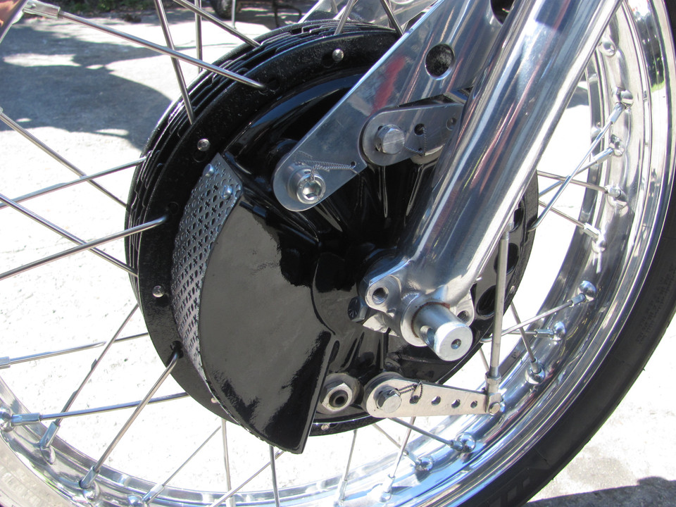 Ceriani brake four cames on the Commando special restored by Machines et Moteurs.