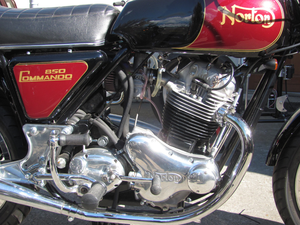 The right side of the new 850 Commando special restored by Machines et Moteurs