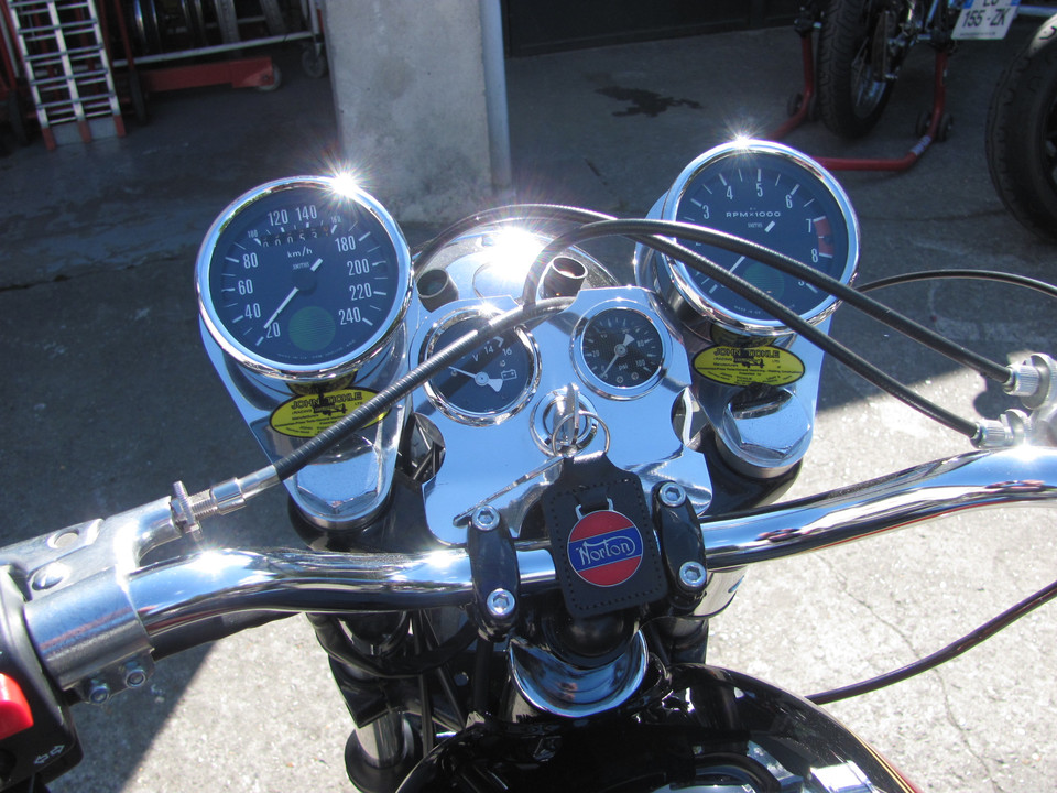 The new dashboard of the Commando Special restored by Machines et Moteurs in France.