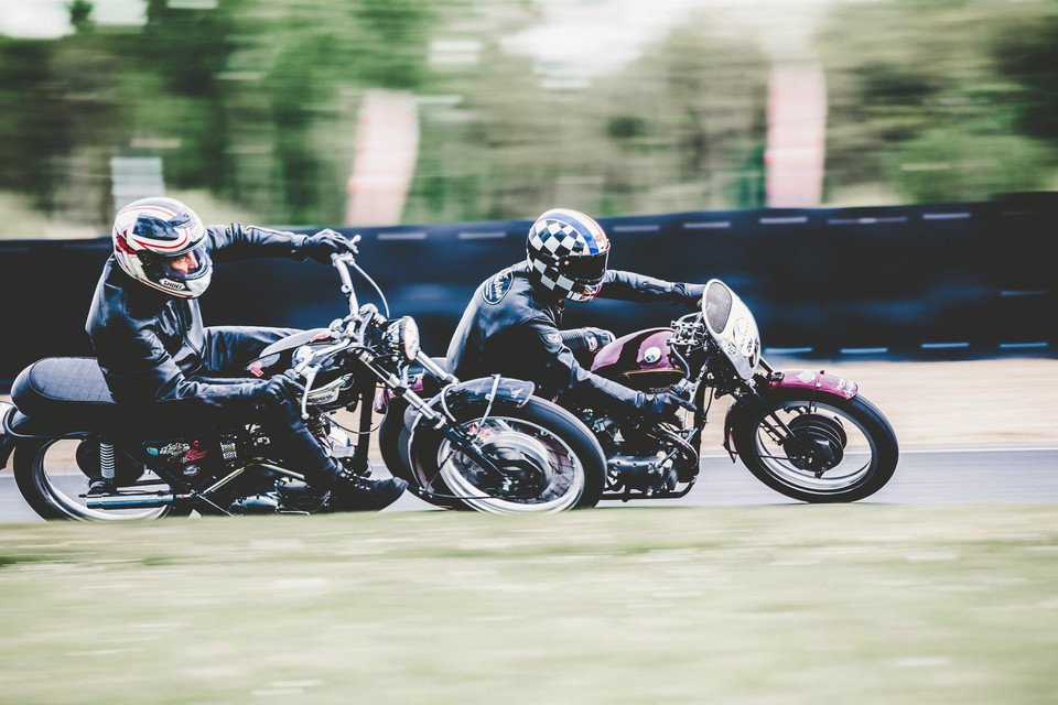 Alain et Frank en pleine bourre sur le circuit Carole.Le moteur d' Alain est préparé par Machines et Moteurs.