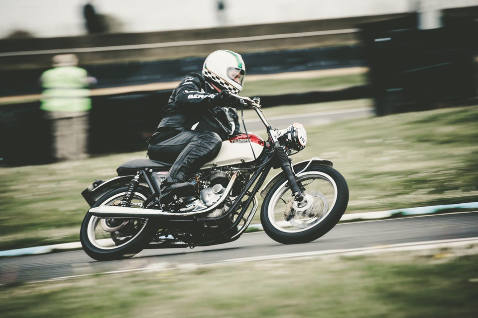 Marc with the super speed Triumph Bonneville T140 powered by Machines et Moteurs.