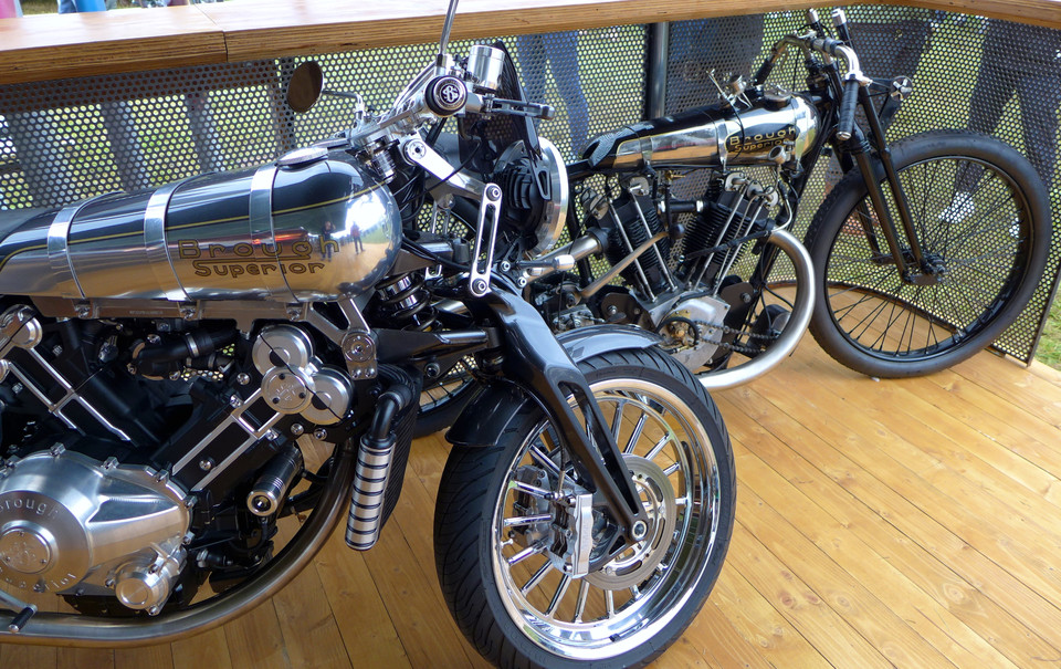 Les Brough Supérior SS 100 mère et fille au Wheels & Waves 2017.