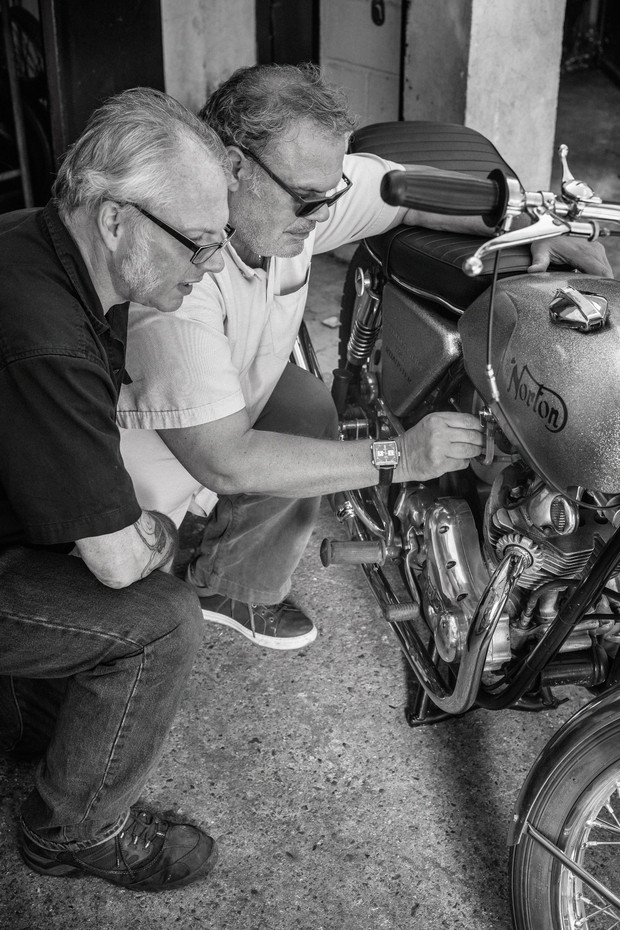 La même moto Norton 750 Commando avec Henri et Romu.