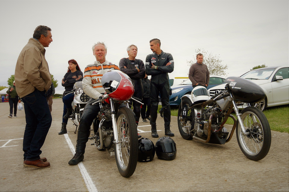 The VDBAF Crew at the start at Clastres on the Championship France Drag motorcycle.
